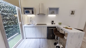 Business Suite, 1 Queen Bed with Sofa bed, Non Smoking | Private kitchen | Mini-fridge, microwave, coffee/tea maker, toaster