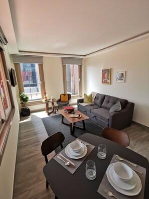 商务公寓, 1 张大床和 1 张沙发床, 无烟房 | 起居区 | 智能电视