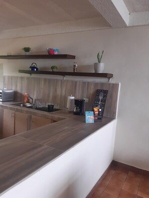 Four à micro-ondes, surface de cuisson, cafetière-théière