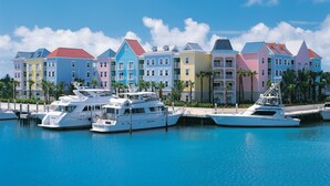 Puerto deportivo con edificios coloridos yate a lo largo del muelle.