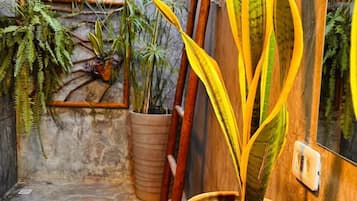 Quarto luxo | Banheiro | Chuveiro, toalhas de banho, papel higiênico