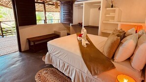 A bedroom with a bed, bedside lamps, a bench, and a woven mat. - Villa Valencia (Jijoca de Jericoacoara)