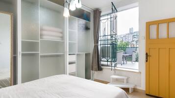 2 bedrooms, desk, soundproofing, iron/ironing board