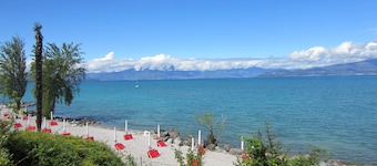 RENOVATED LAKEFRONT APARTMENT: NEW MANAGEMENT CASA AMELIAS