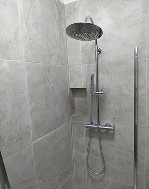 Shower, hair dryer, toilet paper - RENOVATED LAKEFRONT APARTMENT: NEW MANAGEMENT CASA AMELIAS (Peschiera del Garda)