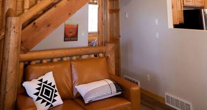 🏔Log Cabin Oasis w/hot tub and movie loft🏜