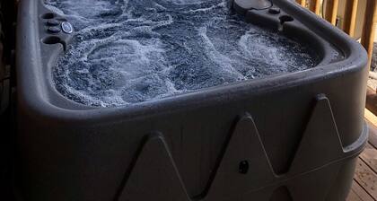 🏔Log Cabin Oasis w/hot tub and movie loft🏜