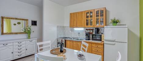 Mikrobølgeovn, ovn, kaffetrakter/tekoker og brødrister