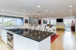 House, Multiple Beds, Kitchen | Private kitchen | Fridge, microwave, oven, dishwasher - Timber Ridge Treehouse (Austin)