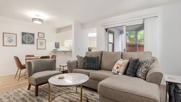 Kondominium, Beberapa Tempat Tidur, patio | Ruang keluarga | Televisi 40-inci dengan saluran TV digital