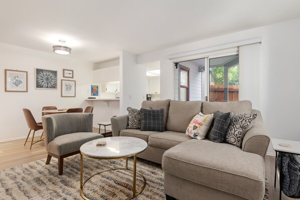 Condo, varias camas, patio | Sala de estar | Televisión de 40 pulgadas con canales digitales 