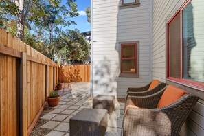 Condo, varias camas, patio | Balcón