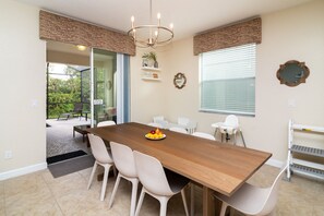 Casa, varias camas, alberca privada, vista a la alberca | Restaurantes