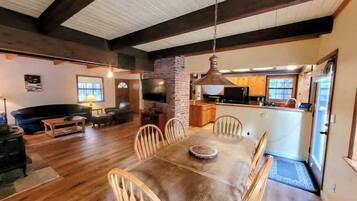 Maison, plusieurs lits, balcon, vue montagne (Relax Inn) | Coin séjour | Télévision à écran plat de 50 pouces avec chaßnes numériques, cheminée