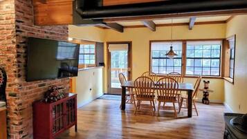 Maison, plusieurs lits, balcon, vue montagne (Relax Inn) | Restauration