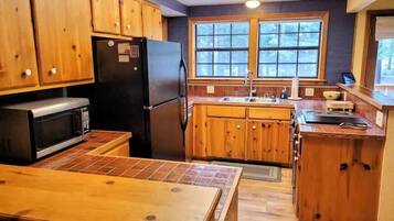 Maison, plusieurs lits, balcon, vue montagne (Relax Inn) | Cuisine privée | Réfrigérateur, micro-ondes, four, plaque de cuisson