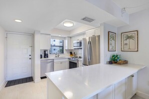 公寓客房, 多張床, 陽台, 海灘景觀 | 私人廚房 | 電冰箱、微波爐、烤箱、爐台