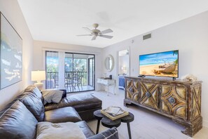 公寓客房, 多張床, 陽台, 海灘景觀 | 客廳 | 40-吋電視，提供數位頻道