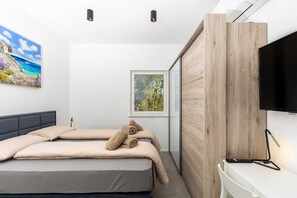 3 bedrooms, desk, iron/ironing board, free WiFi - Villa Larra with heated pool & Jacuzzi (Gostinjac (Krk))