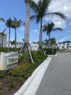 Property grounds - New Gated community, close to everything, fast gigabit internet, dogs welcome!  (Stuart)