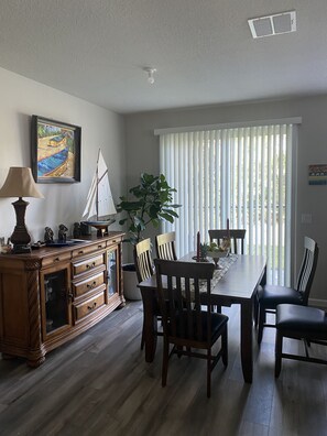 Dining - New Gated community, close to everything, fast gigabit internet, dogs welcome!  (Stuart)