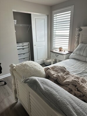 3 bedrooms, desk, iron/ironing board, free WiFi - New Gated community, close to everything, fast gigabit internet, dogs welcome!  (Stuart)