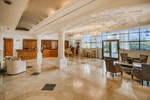 Beachfront condo with a pool, a hot tub, central AC, & on-site restaurants