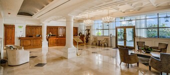 Beachfront condo with a pool, a hot tub, central AC, & on-site restaurants