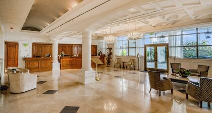 Beachfront condo with a pool, a hot tub, central AC, & on-site restaurants