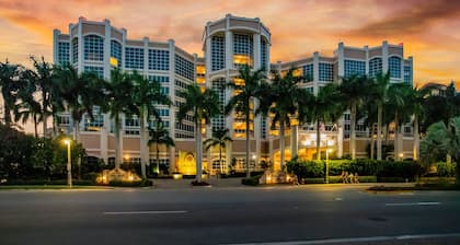 Beachfront condo with a pool, a hot tub, central AC, & on-site restaurants