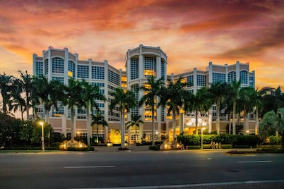 Beachfront condo with a pool, a hot tub, central AC, & on-site restaurants