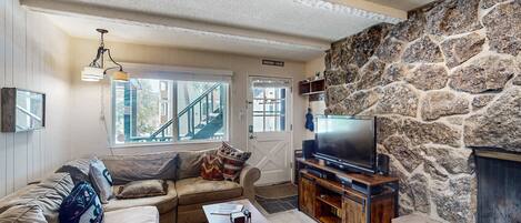 Televisie, een dvd-speler, boeken en een filmbibliotheek