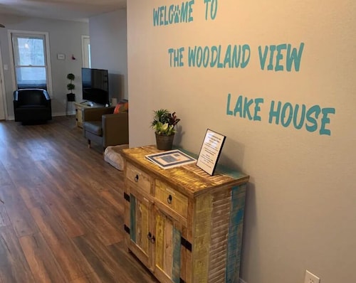 The Woodland View Lake House