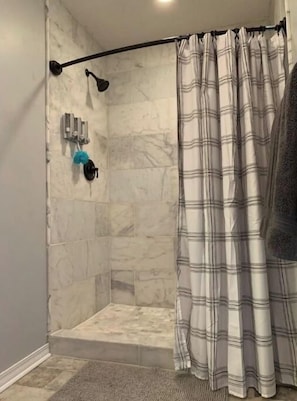Baignoire, sèche-cheveux, serviettes fournies, savon