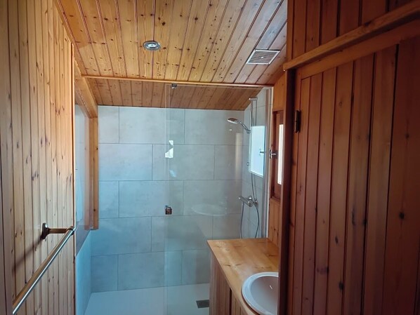 Duschwanne, Haartrockner, Handtücher, Toilettenpapier