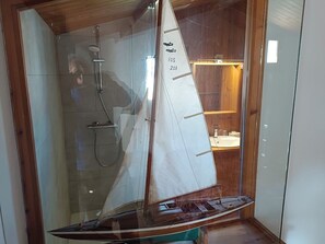 Duschwanne, Haartrockner, Handtücher, Toilettenpapier