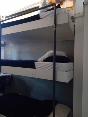 Dormitorio compartido | Tabla de planchar con plancha y wifi gratis