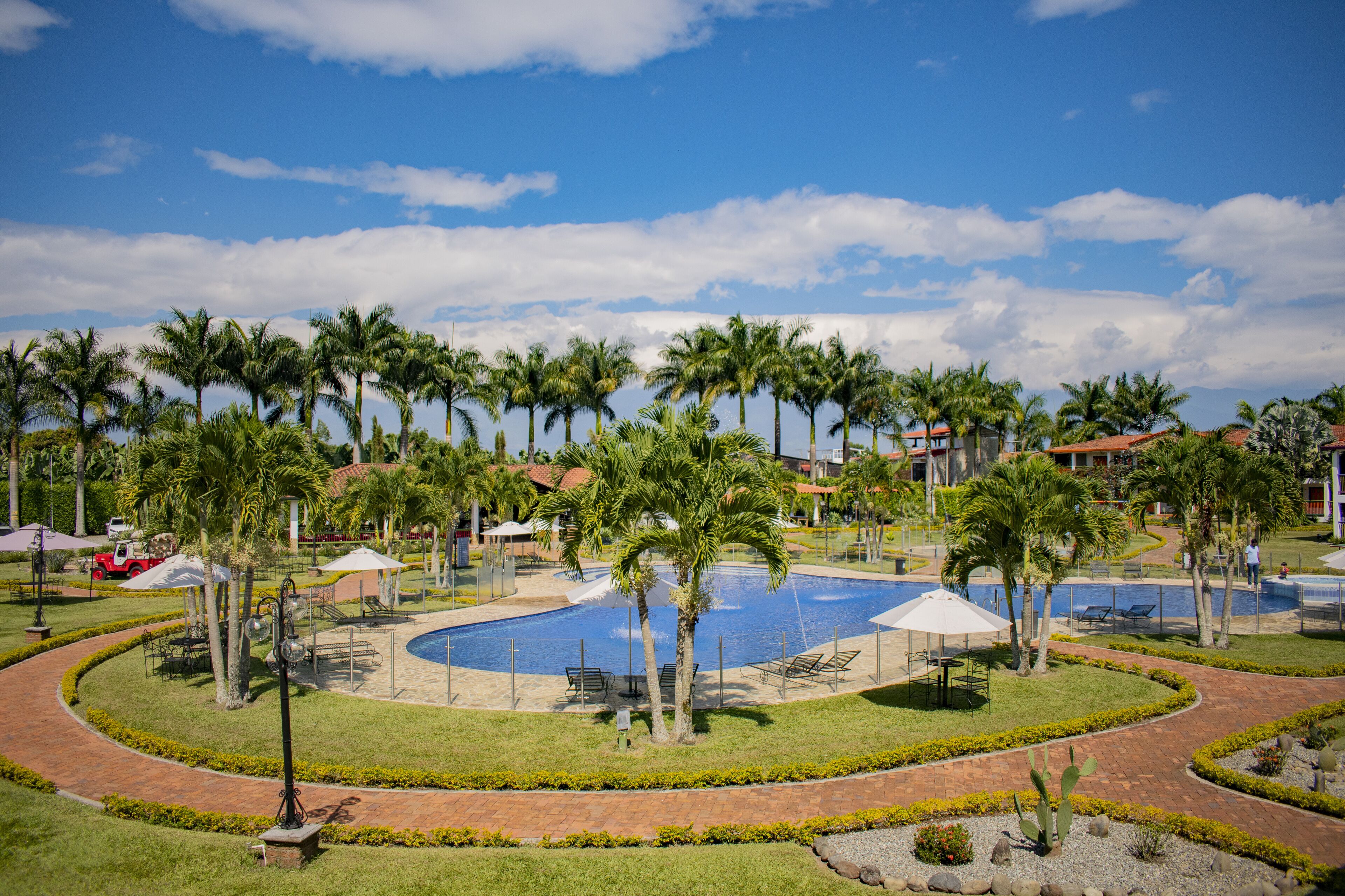 Piscina externa, guarda-sóis, espreguiçadeiras