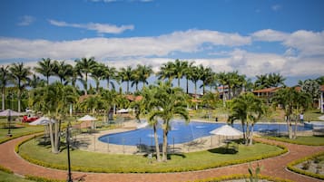 Piscina externa, guarda-sóis, espreguiçadeiras