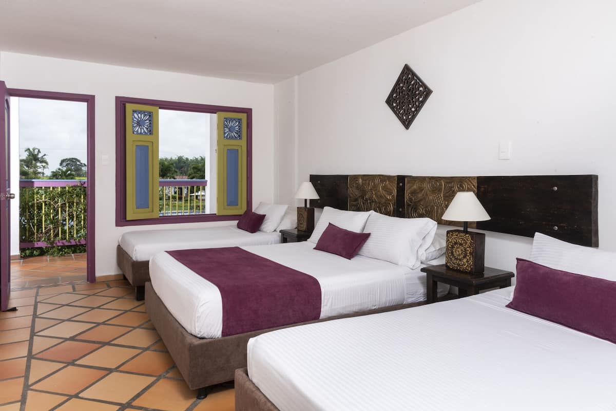 Ropa de cama de alta calidad, cubrecamas y minibar