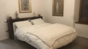 Una scrivania, ferro/asse da stiro, Wi-Fi gratuito, lenzuola