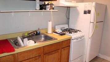 Een koelkast, een magnetron, een oven, een kookplaat