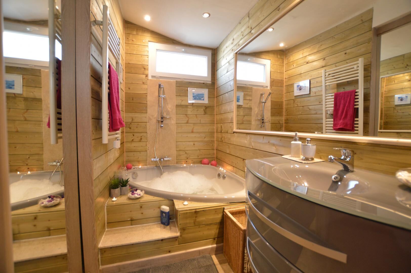 Baignoire, séchoir à cheveux, serviettes fournies