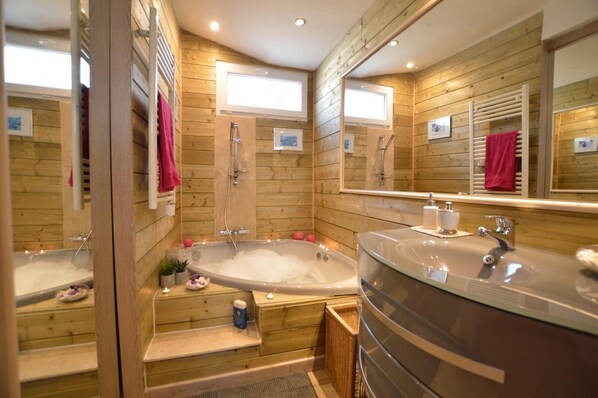 Badewanne, Haartrockner, Handtücher