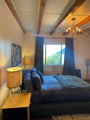 4 habitaciones, escritorio y tabla de planchar con plancha 