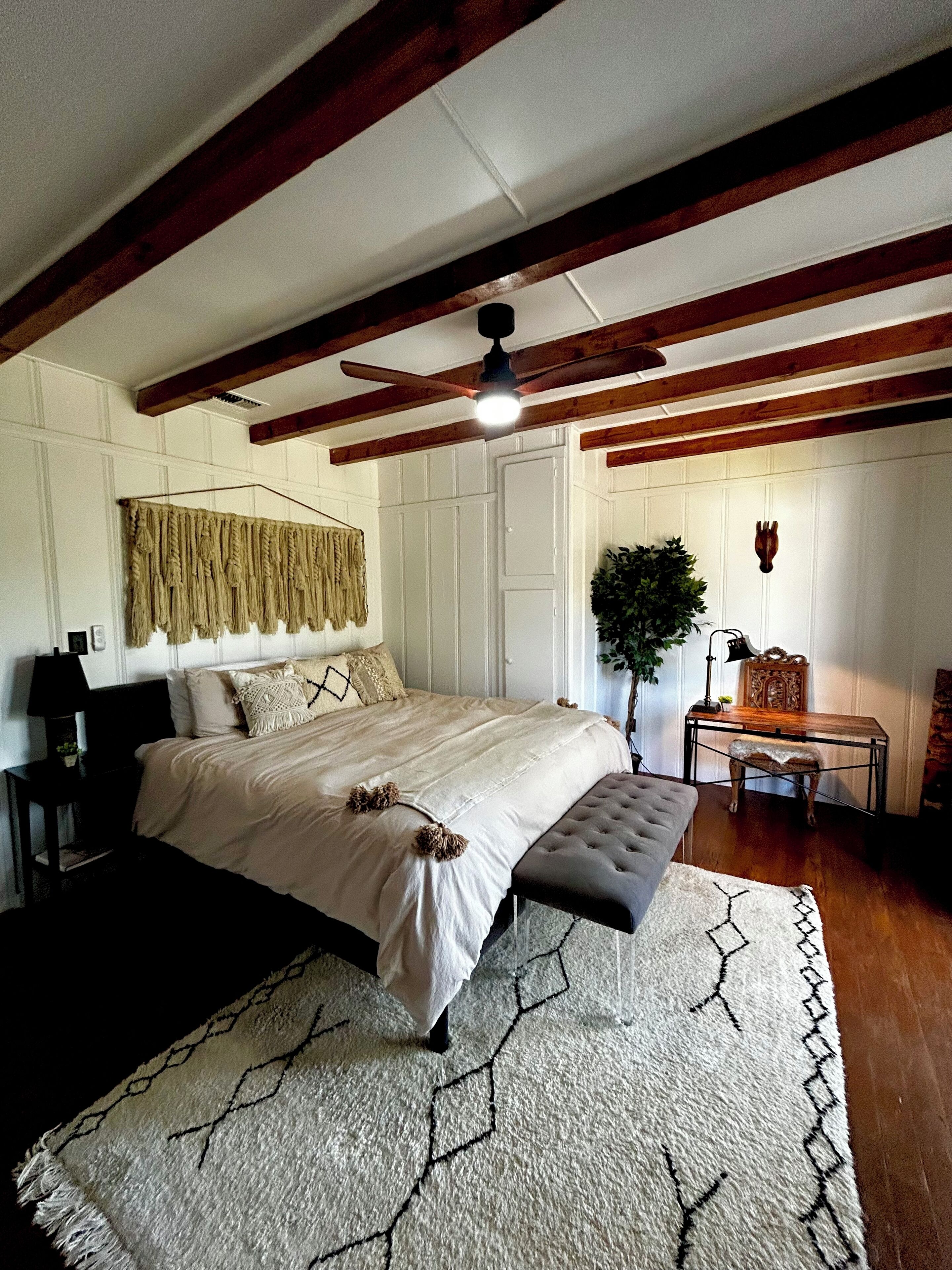 4 sovrum, skrivbord, strykjärn/strykbräda och resesäng