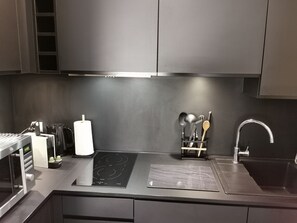 Jääkaappi, mikroaaltouuni, uuni, liesi