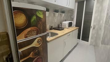 Cocina privada | Refrigerador, microondas, horno y parrilla de estufa 