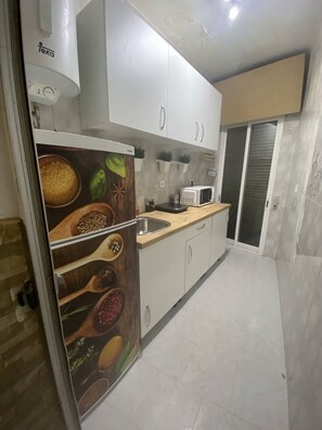 Fridge, microwave, oven, stovetop - Village house with fireplace (Navas del Rey)