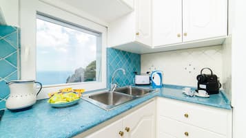 Kjøleskap, mikrobølgeovn, ovn og oppvaskmaskin